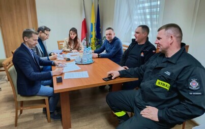 Zdjęcie do Podpisano umowy na budowę remizy OSP w Krosnowie i remont remizy OSP w Dąbr&oacute;wce