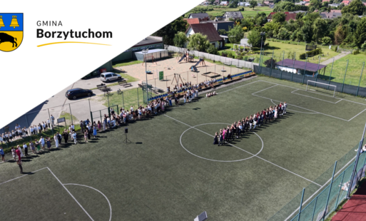 Zdjęcie z lotu ptaka - absolwenci tańczący poloneza