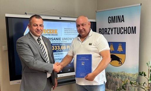 Podpisanie umowy przez Wójta Gminy Borzytuchom z P. Romanem Jereczek