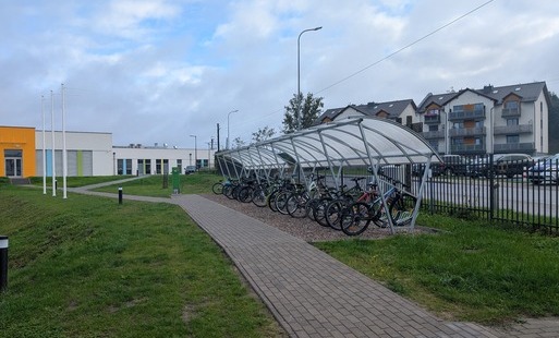 Wiaty rowerowe przy szkole w Borzytuchomiu